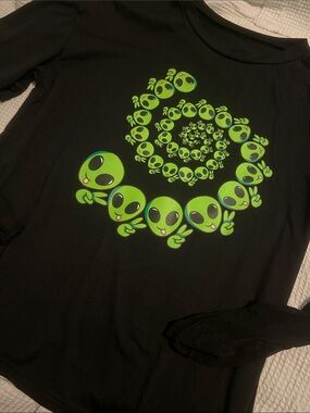 Long-Sleeve Top with mesh sleeves and Green Alien logo